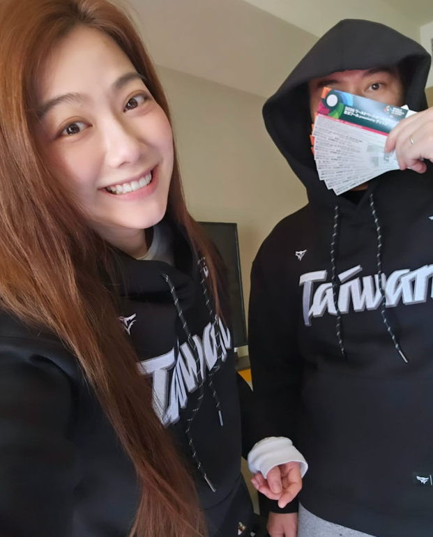 邵庭與老公到東京支持台灣隊被捕捉到。（圖／翻攝邵庭IG）